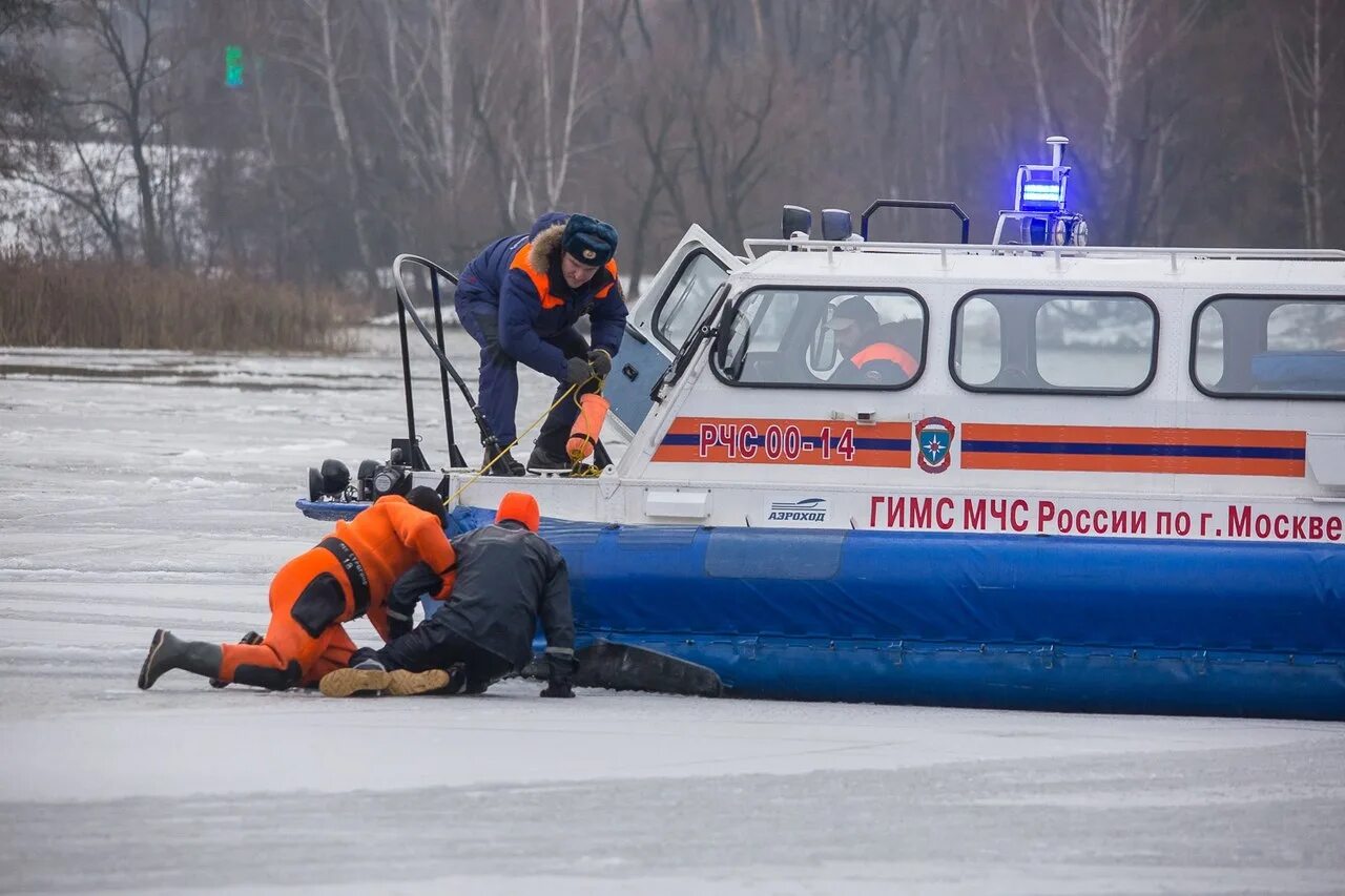 МЧС России спасение на льду. Спасатели МЧС России. МЧС России спасение детей на льду. Служба спасения на воде МЧС России.