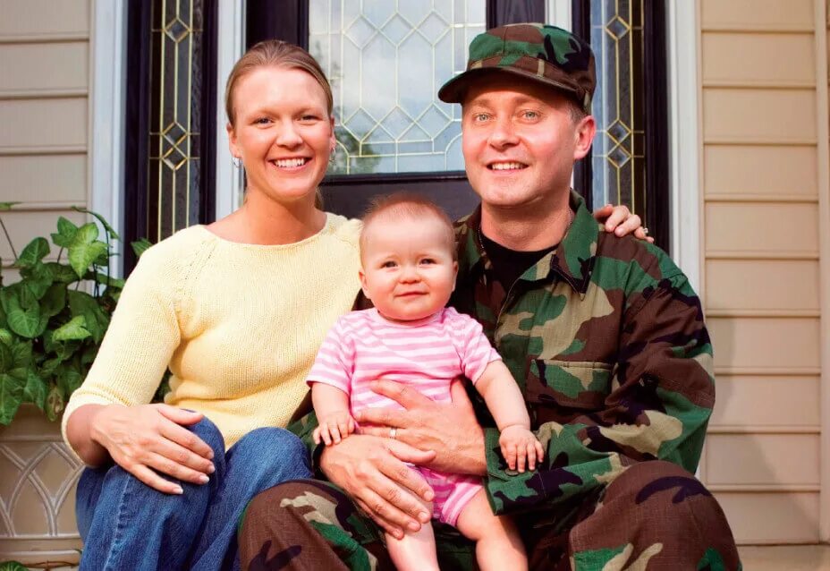 Единовременное военный семья. Семья военного. Семья военнослужащего. Солдат с семьей. Военный с женой и ребенком.