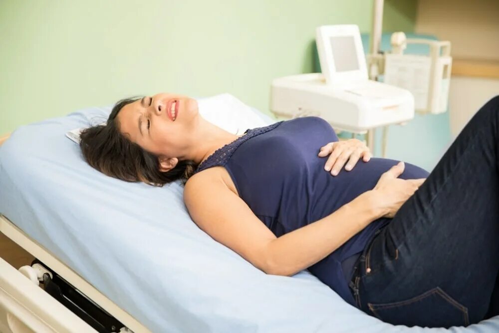 Схватки спиной. Беременные женщины рожают. Схватки у беременных.