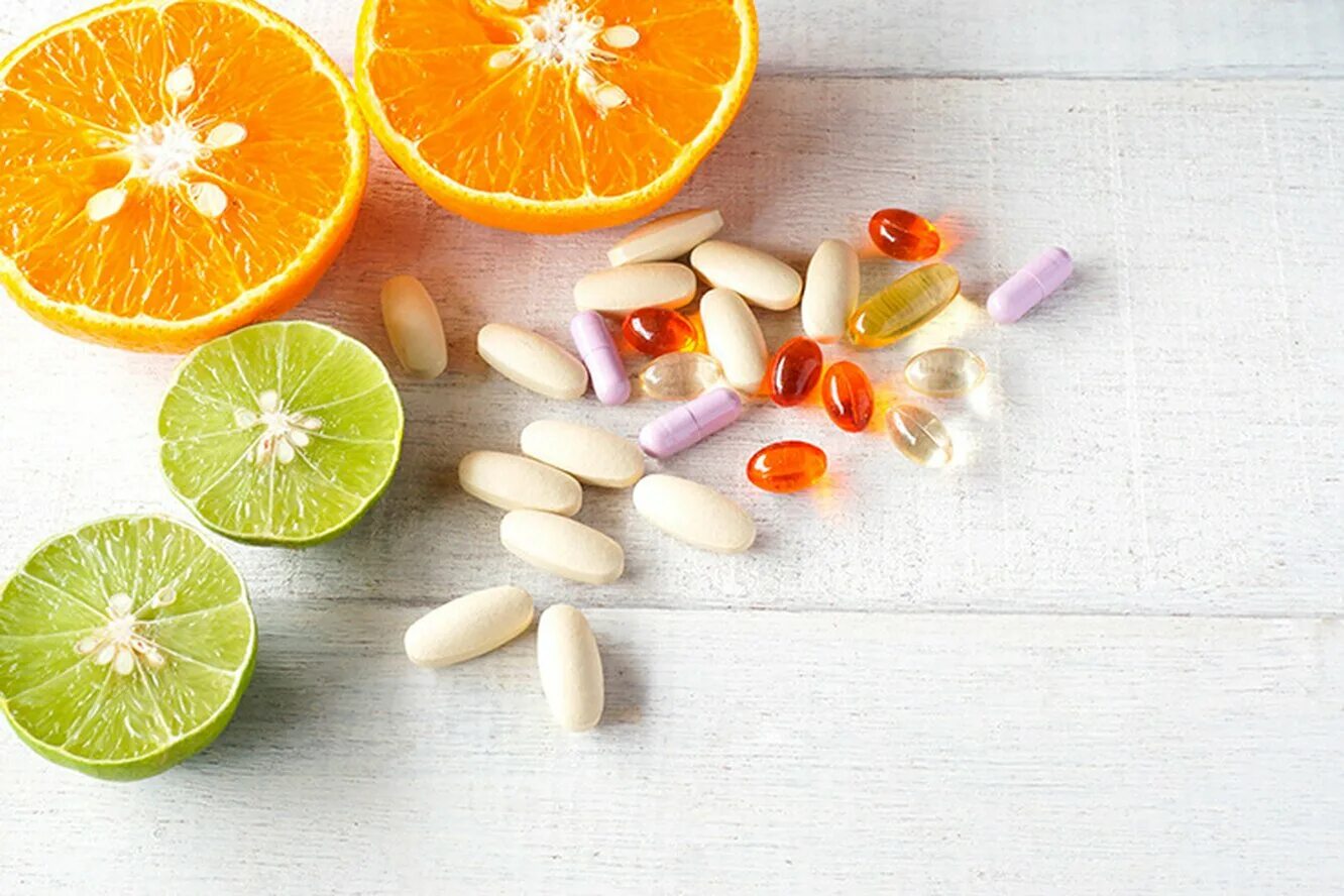Нужны ли витамины летом. Витамины БАДЫ. Таблетки и фрукты. БАДЫ витамины и минералы. Фрукты и лекарства.