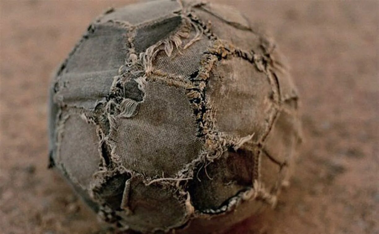 Первый мяч в футболе. Первый футбольный мяч. Мячи в древности. Древние кожаные мячи. Старинный мяч.