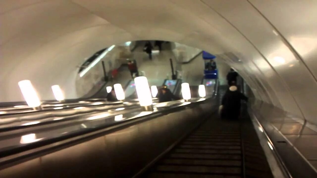 Станция спуск. Станция баррикадная эскалатор. Парк победы станция метро москва эскалатор. Эскалаторный тоннель метрополитена новая станция. Чкаловская станция метро екатеринбург.