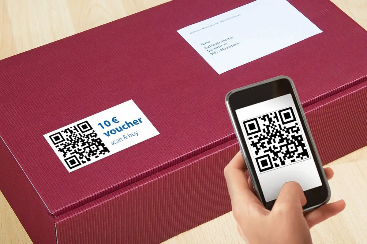 Подарок по qr коду. Этикетка с QR кодом. QR код на упаковке. Стикер с QR кодом на упаковке. Ценник с QR кодом.