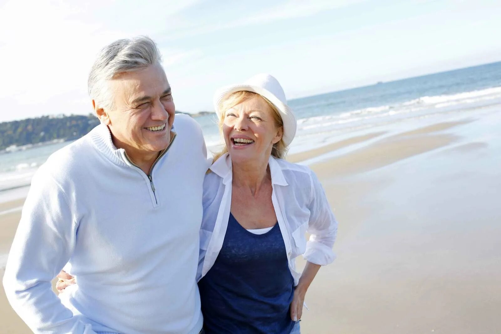 Old man blonde. Счастливые пенсионеры. Пожилые люди. Счастливые пожилые люди. Счастливые пожилые пары.