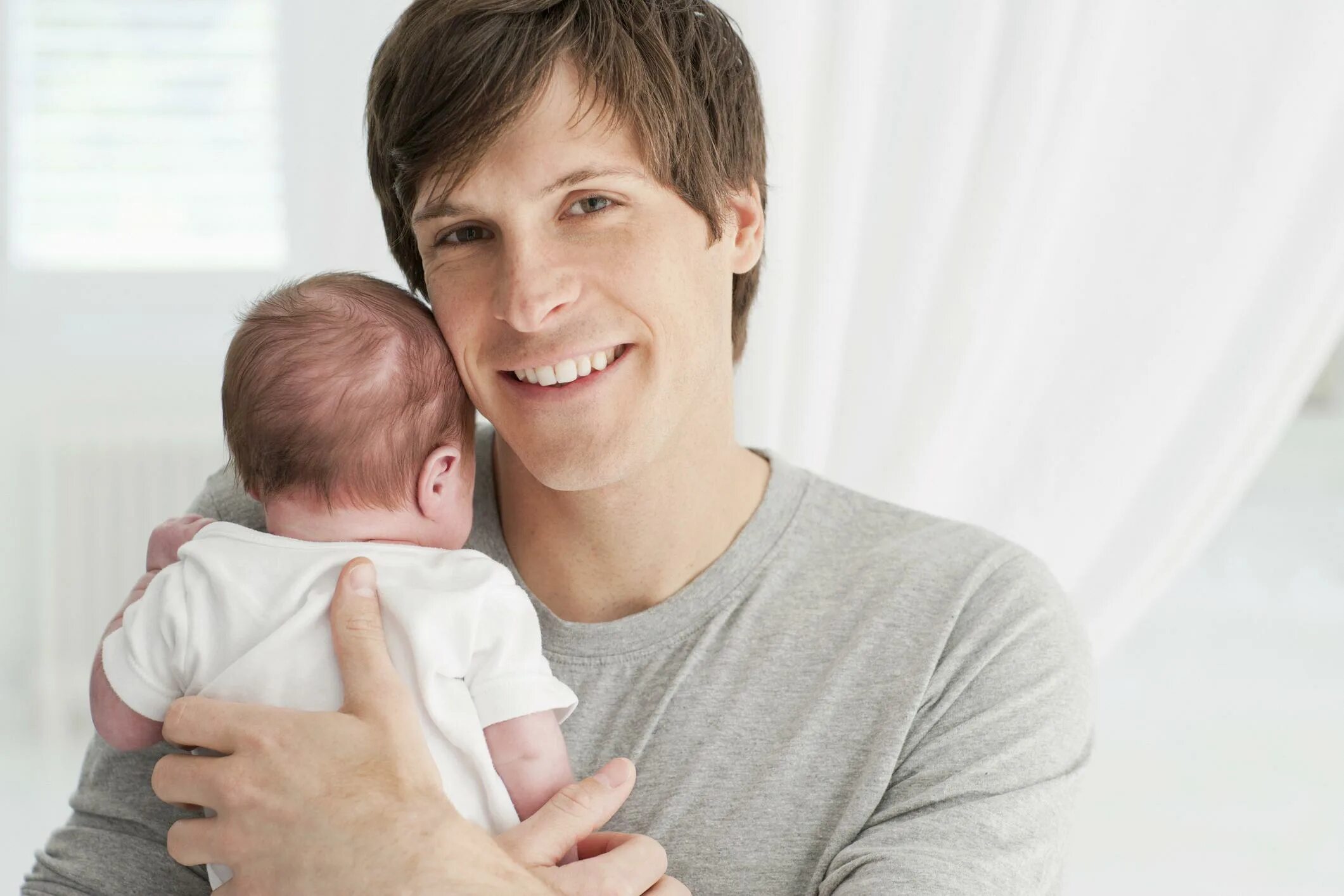 Мужу мешает ребенок. Принс д. "отцовство". Муж изменился после рождения ребенка. Подразделения с отцовством. Man holding Baby.