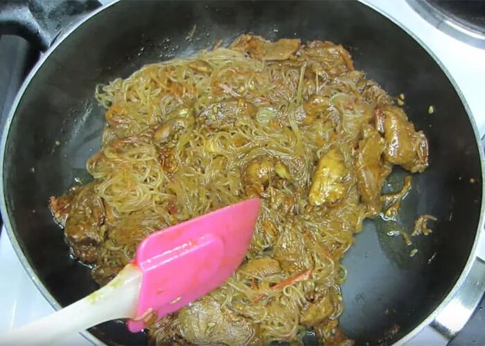 фунчоза с курицей и овощами в соевом соусе. фунчоза спагетти. фунчоза. фунчеза с куринойгрудкой. фунчоза с курицей и болгарским перцем.