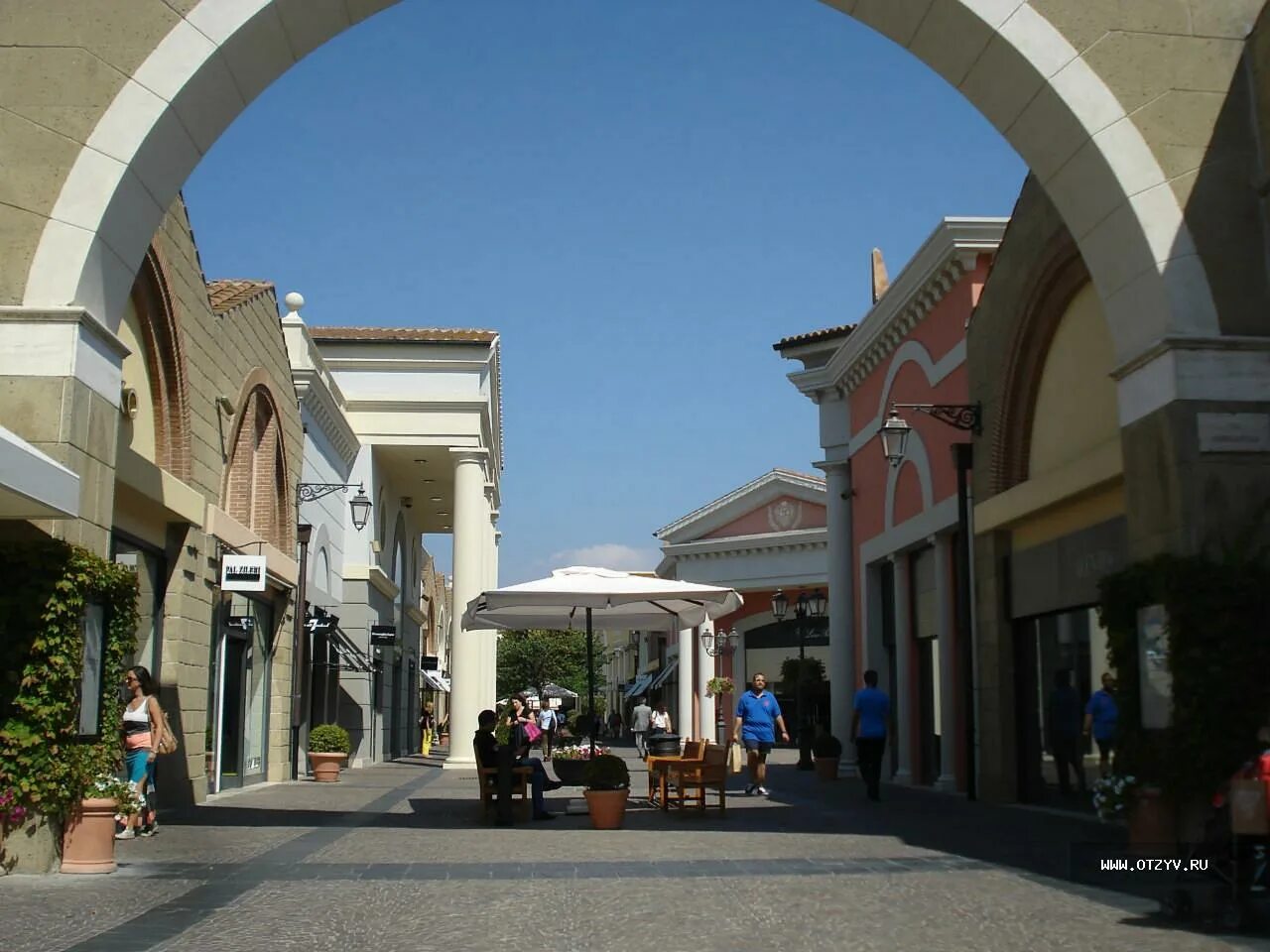 Лацио castel romano designer outlet. Castel romano outlet. Кастель романо замок. Аутлет в риме кастель романо. Аутлет в риме.