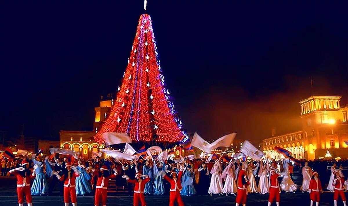 Армянский новый год. Новый год в армении 2022. Новогодняя елка в ереване. Ереван декабрь 2022. Площадь республики ереван елка.