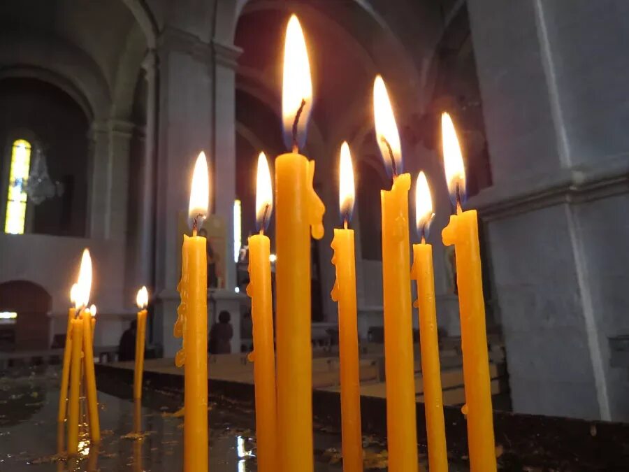 В церкви горят свечи. Церковные свечи. Свечка в церкви. Горящие церковные свечи. Горящие свечи в храме.