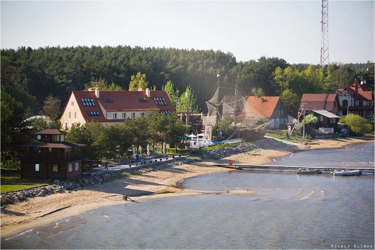 Лесной зеленоградск. Поселок Рыбачий Куршская коса. Поселок Лесной на Куршской косе. Пляж поселок Лесной Куршская коса. Посёлок Рыбачий Калининградская область.