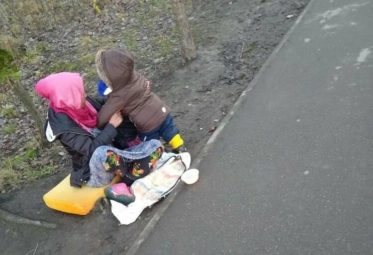 Нищий с протянутой рукой. Раскрыл страшную тайну попрошайки. Цыгане просят милостыню. Казань центр города улицы. Раскрыл страшную тайну попрошайки.