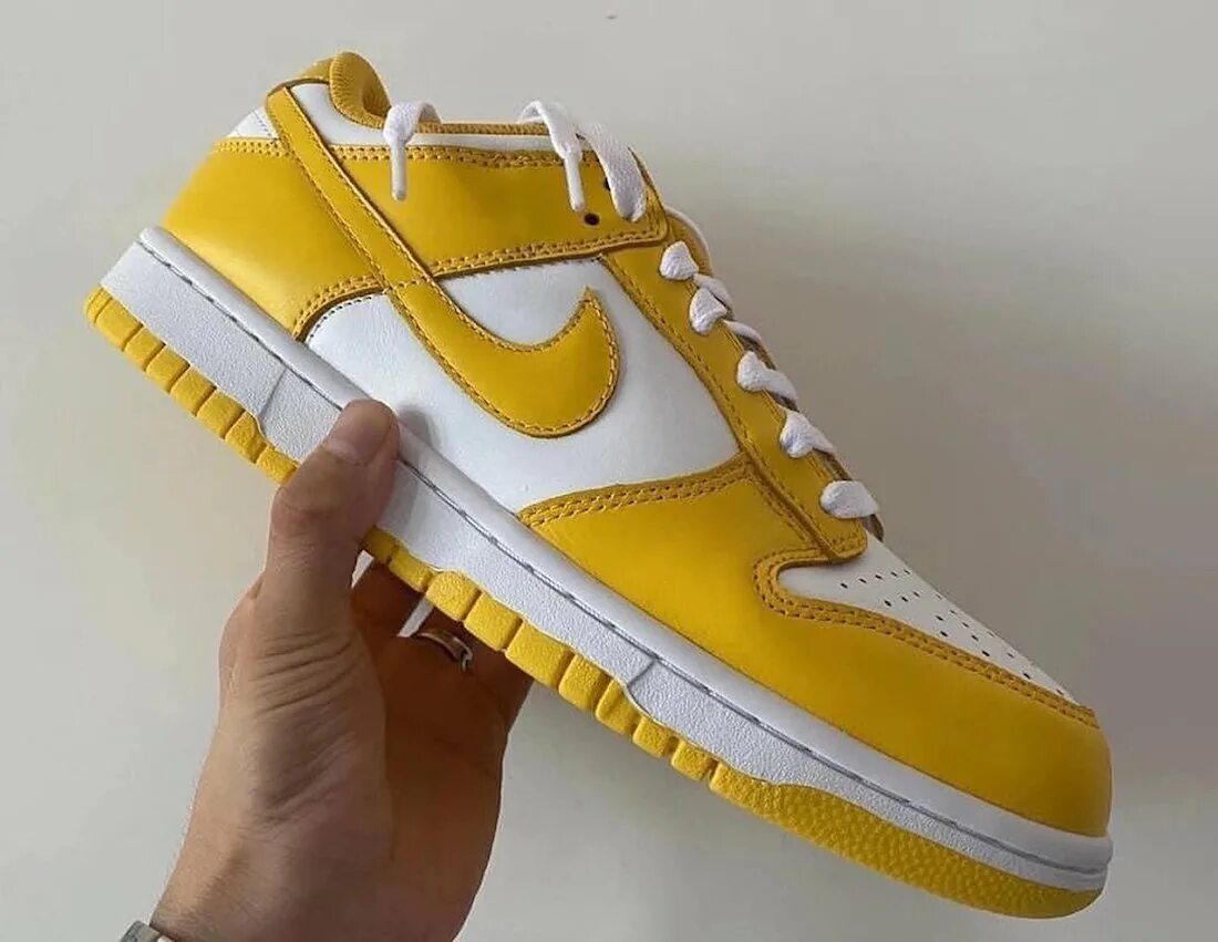 Про кроссовки. Nike Dunk Low желтые. Nike SB Dunk Low Yellow. Nike Dunk Low Yellow White. Air Jordan 1 Low Yellow.