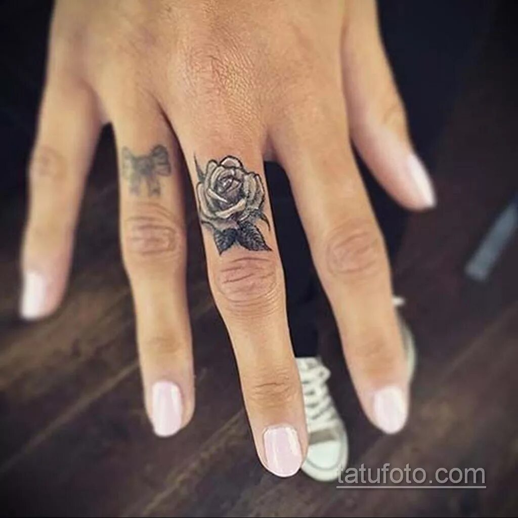 тату на пальцах. тату на пальцах рук. мат на пальцах. тату на среднем пальце руки. крест на пальце.