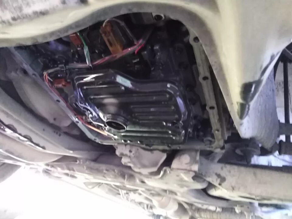 Фильтр акпп toyota alphard 3. Акпп ипсум 21. Замена масла акпп редуктор ипсум 10 кузов. Масло коробке ипсум 2. Промываем фильтр от акпп тойота ипсум.