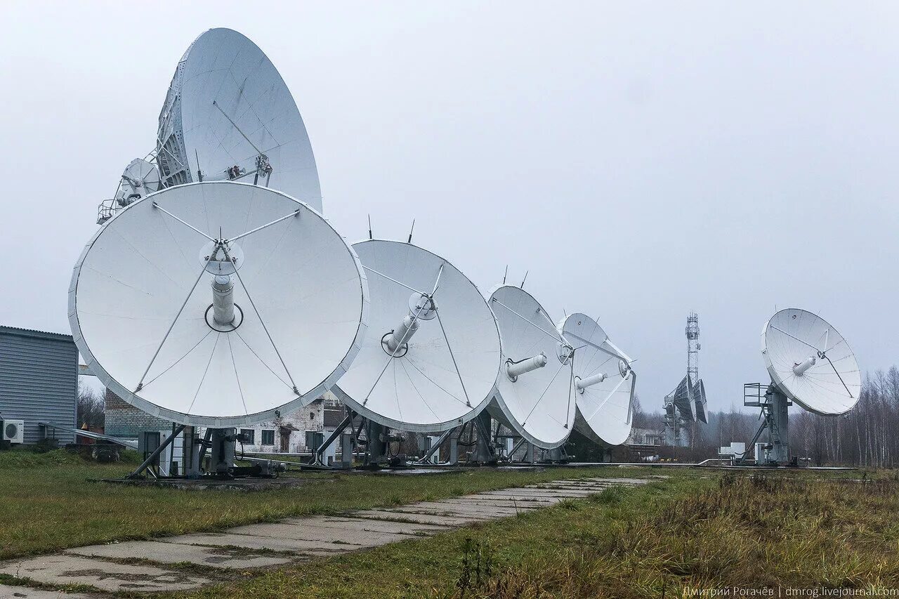 Земная станция связи. Центр космической связи Дубна. ЦКС Дубна антенна. Терминальная земная станция спутниковой связи ТЗС Истар-18рк. Наземная спутниковая станция.