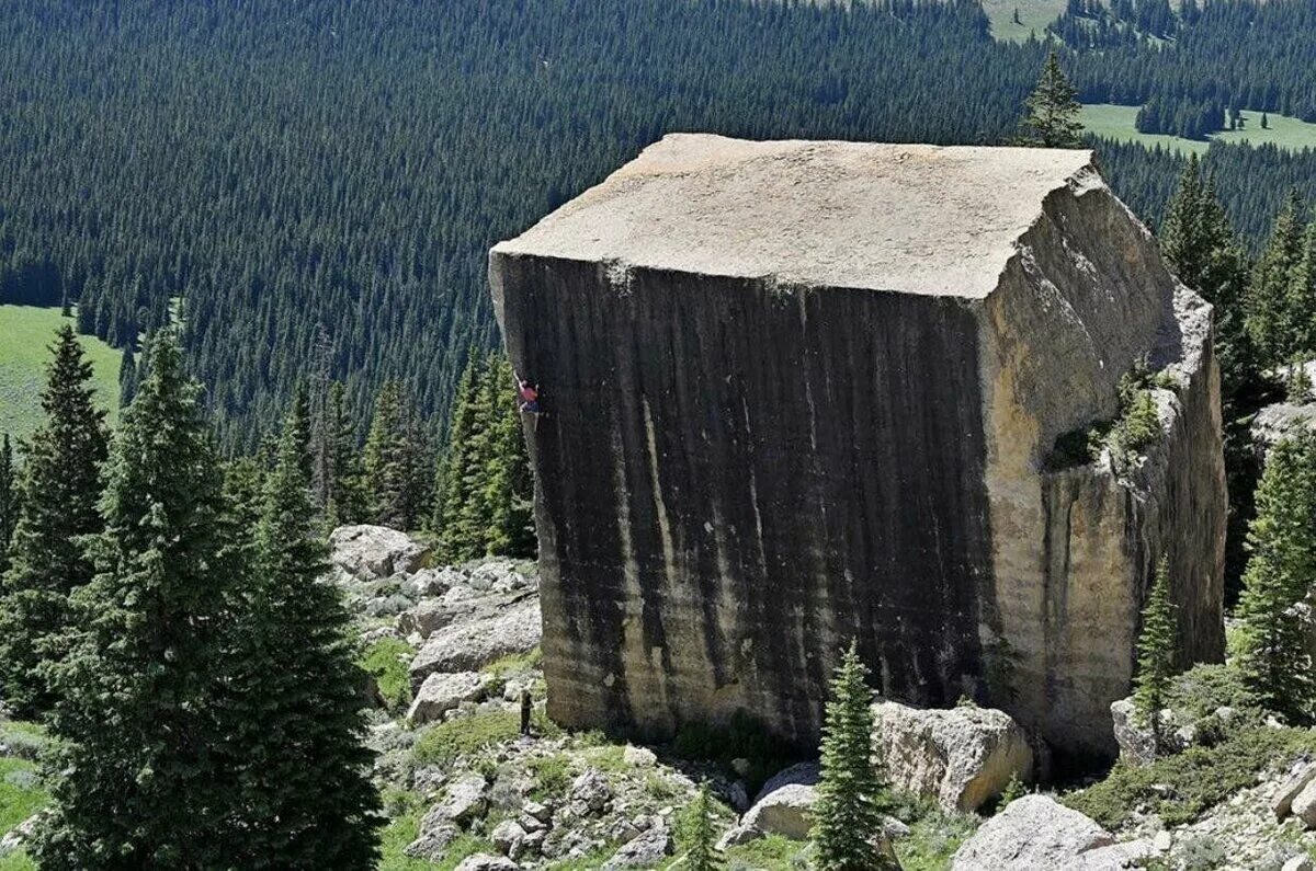 Горная Шория мегалиты. Скала куб Вайоминг. Bighorn Mountains, Wyoming куб. Falling Block Вайоминг. Находиться громадный