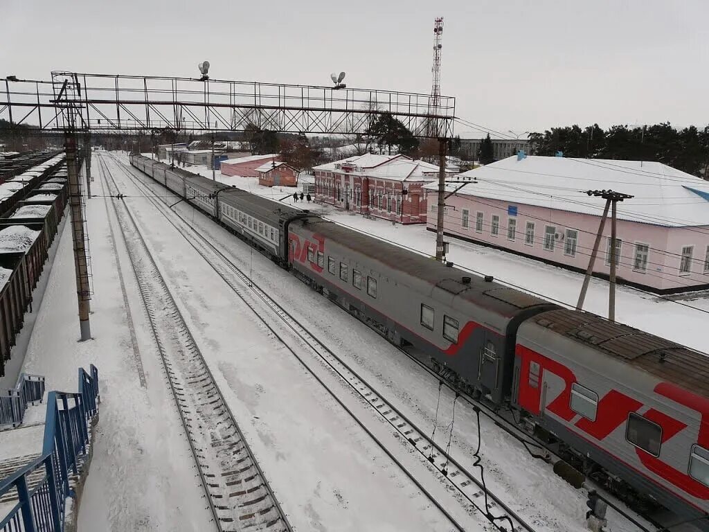 Электричка заводоуковск тюмень. Жд вокзал тобольск. Поезд заводоуковск. Железнодорожный вокзал, ялуторовск. Жд станция тихвин.