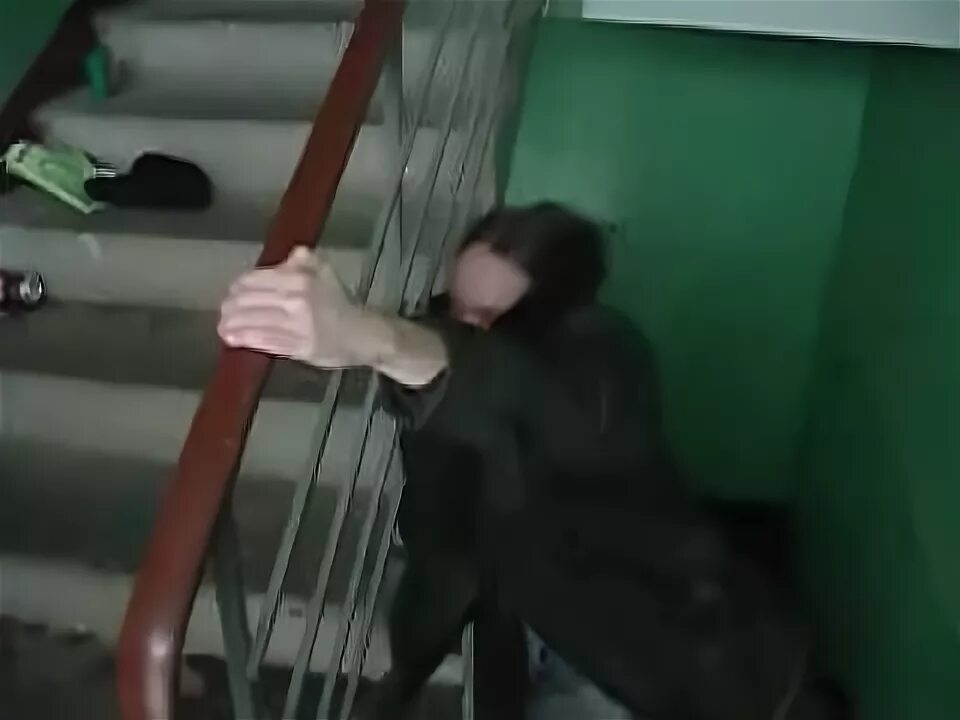 Студентку в подъезде. Под спайсом в подъезде.