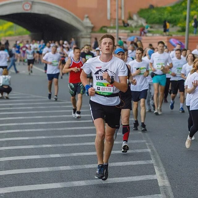 Ноги толпы. Ноги идут. Фестиваль русские щи в костроме. Тит иди молотить брюхо болит. Чистоговорки на звук щ.
