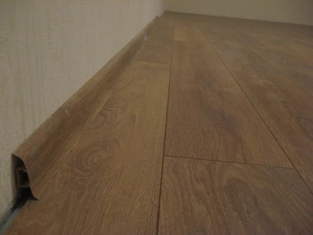 Плинтус мдф напольный альберо. Плинтус dollken. Плинтус diele 60. Плинтус кварц виниловый. Какой плинтус выбрать для ламината.