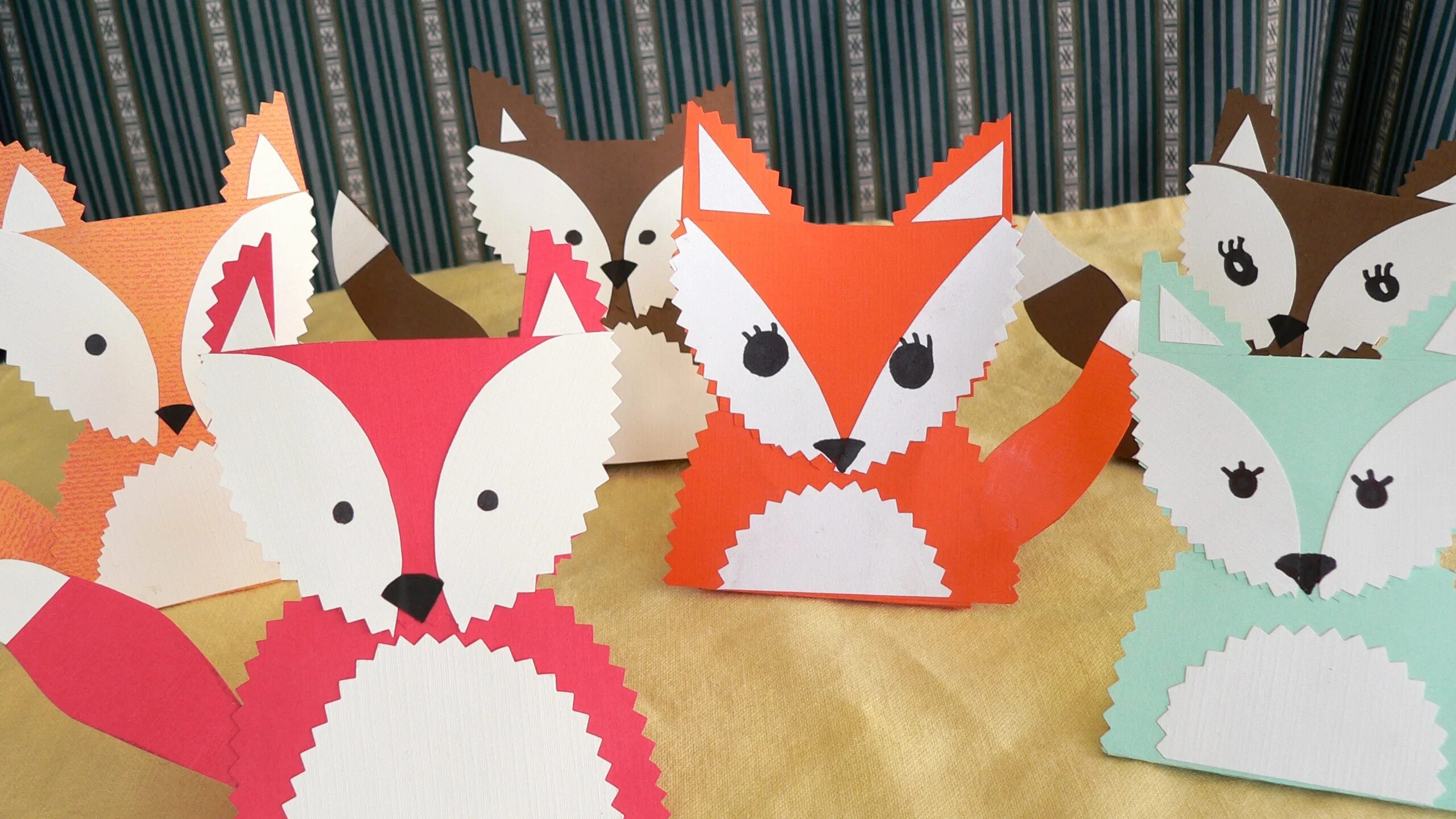 Поделки из бумаги подготовительная группа. Конструирование младшая группа дикие животные. Аппликация лисичка из геометрических фигур. Конструирование в средней группе на тему дикие животные. Конструирование лисы.