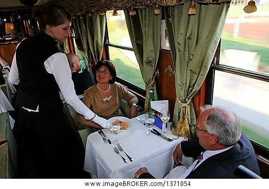 В вагоне ресторане поезда на ужин предлагается. Официант вагона ресторана. Еда в вагоне ресторане. КРАСПРОМСНАБ-вагоны-рестораны. Свадьба в вагоне ресторане.