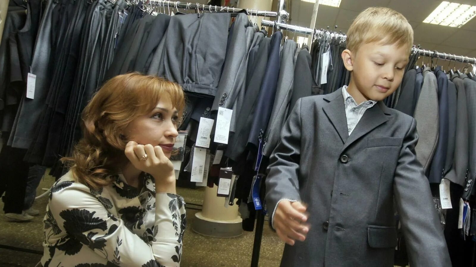 Сын одевает одежду
