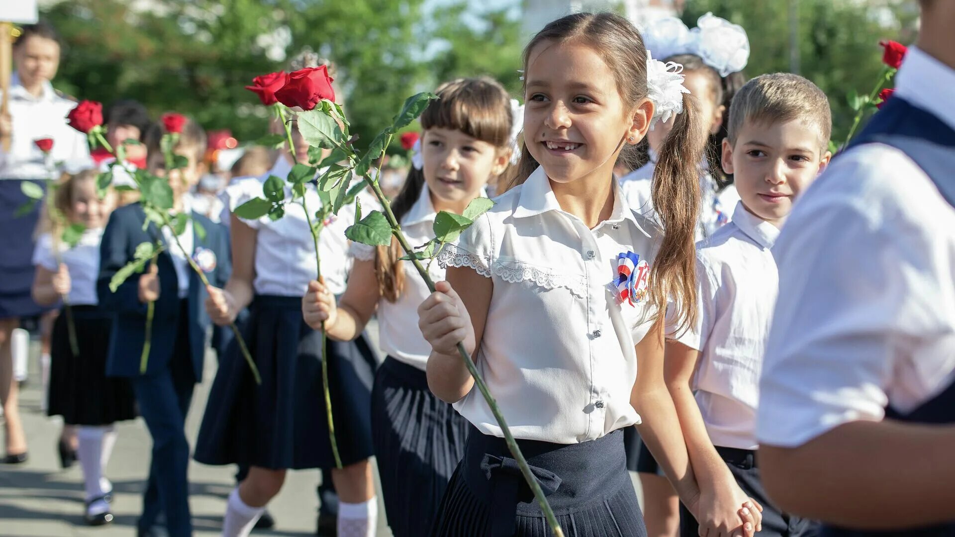 В первом классе связь. Школьная линейка. Школа 1 сентября. Школа первоклассника. Линейка в школе.