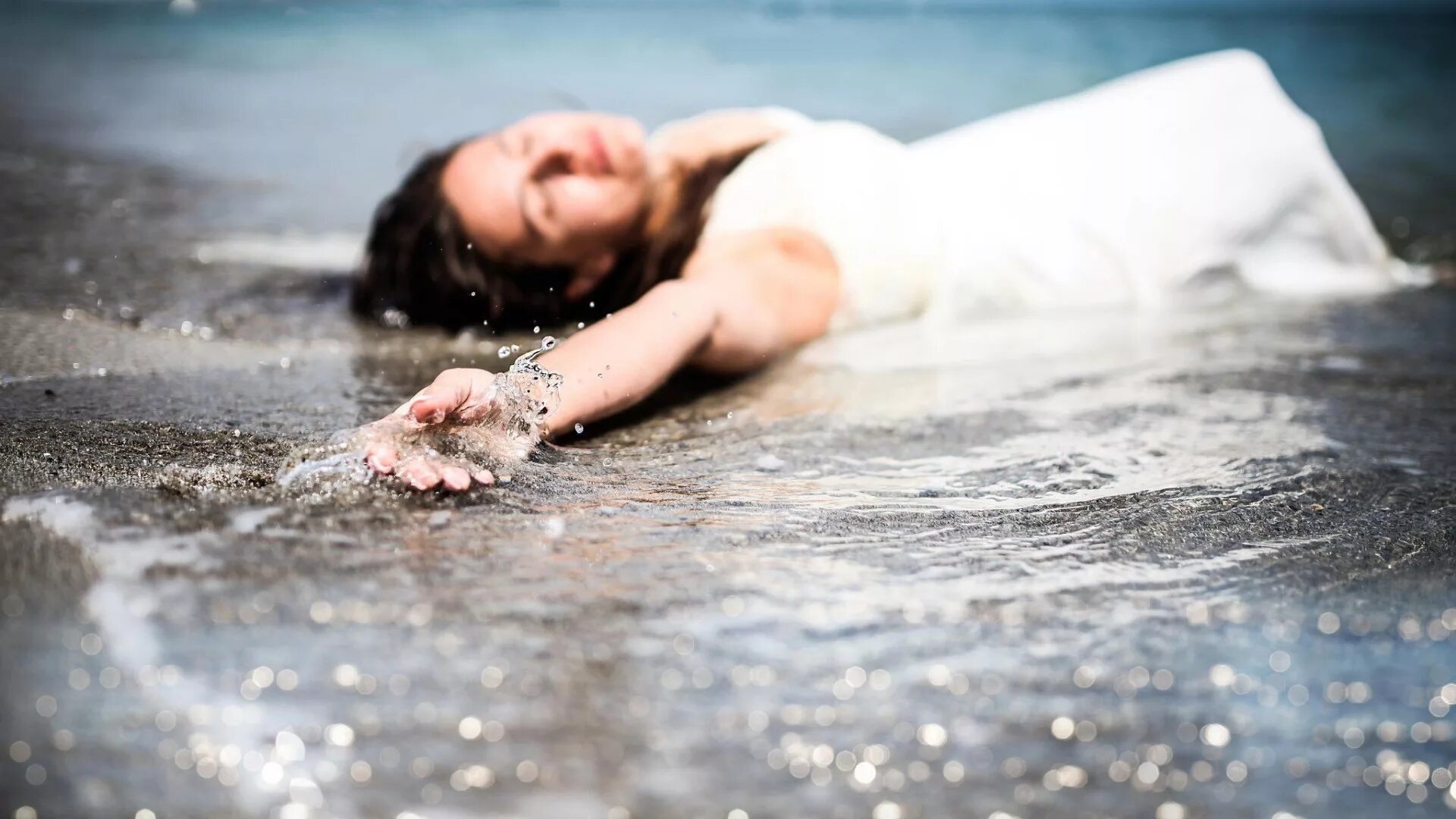 Девушка лежит в воде. Фотосессия в воде. Женщина вода.