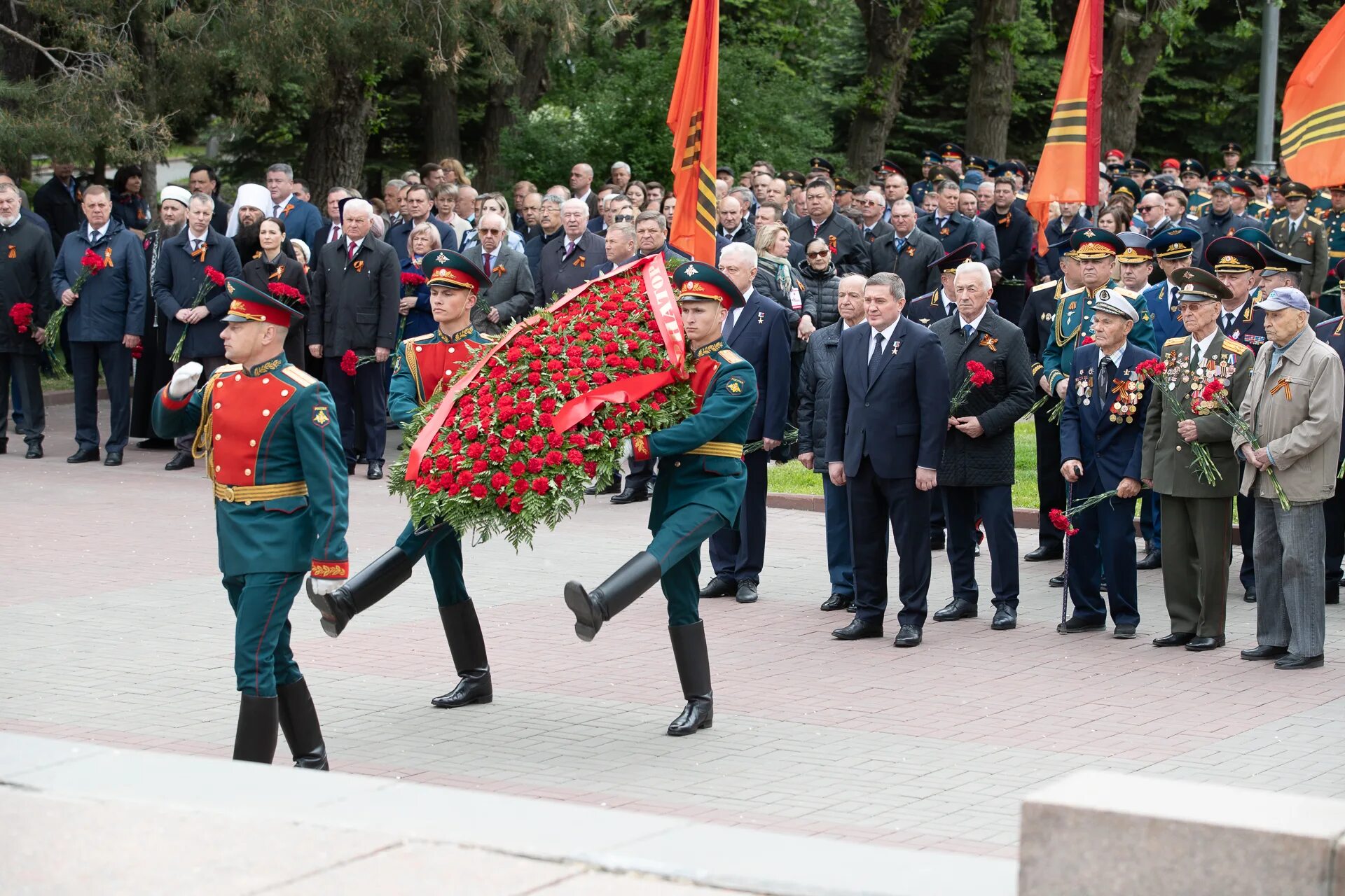 Нов 8 мая. Возложение венков. Возложение цветов к Вечному огню. Церемония возложения цветов к Вечному огню. Возложение цветов 9 мая.