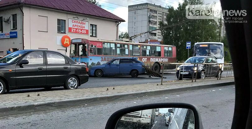 7 ньюс. Ваз15 влетел в троллейбус Петрозаводск.