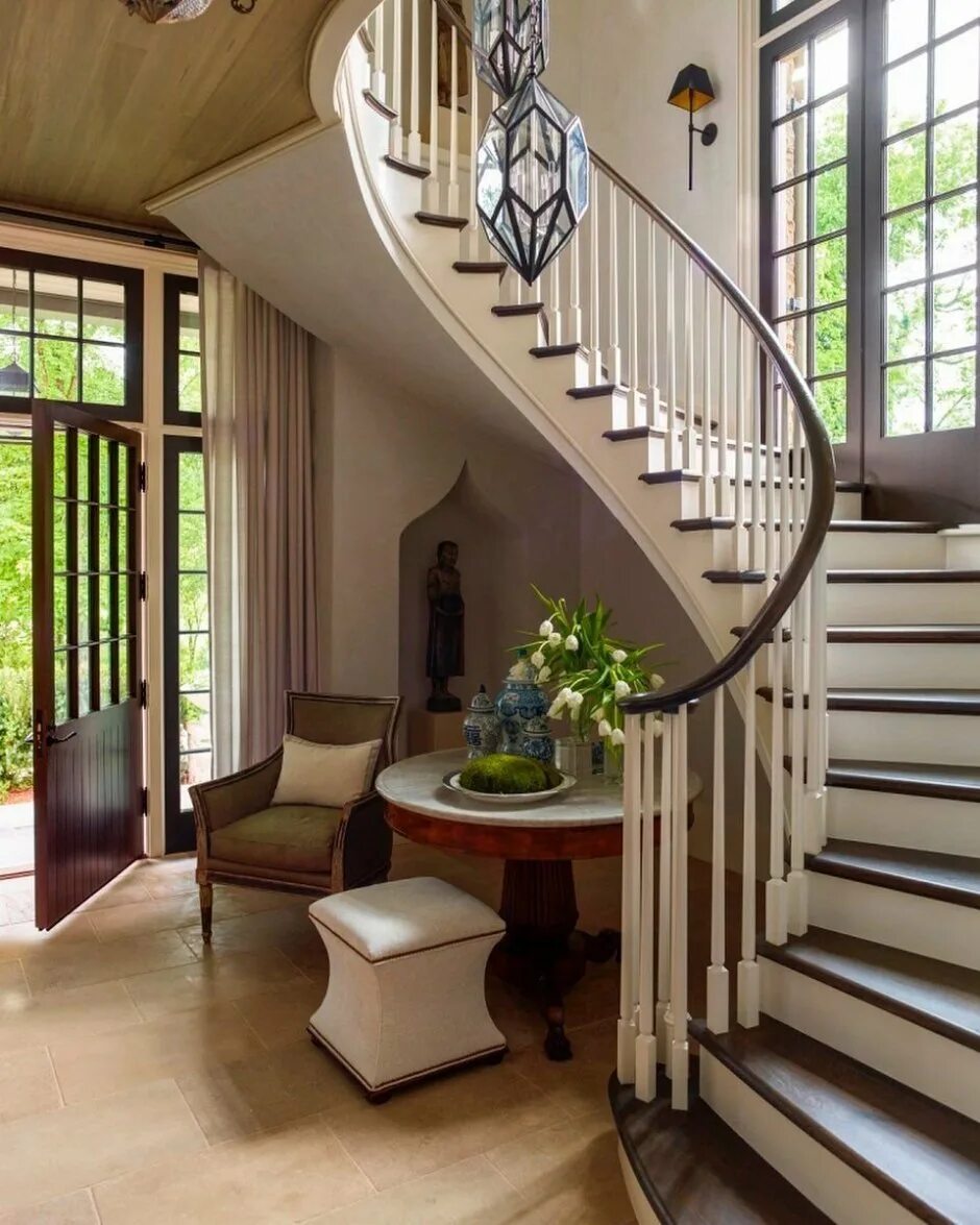 Красивая лестница в небольшом доме. Лестница в доме дизайн. Красивые современные лестницы. Лестница на монокосоуре из бетона. Лестница в доме дизайн.