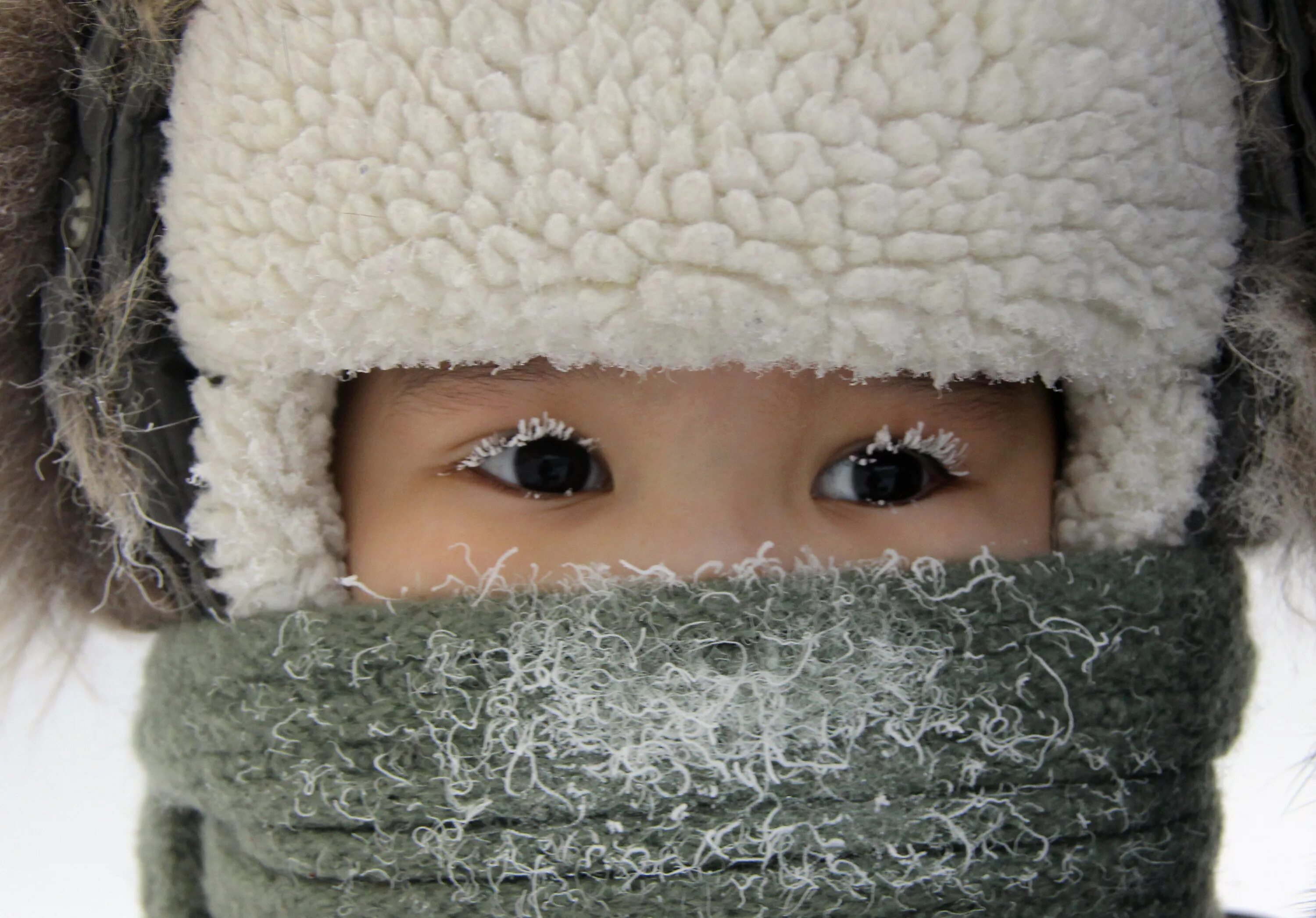 Почему на улице мороз. Ребенок на морозе. Зима холодно. Ребенку холодно. Ребенок замерз.