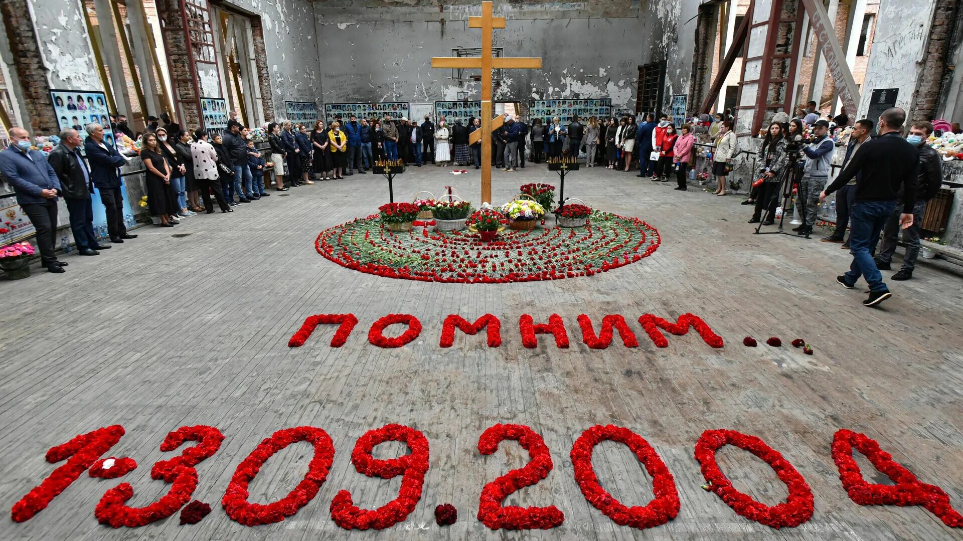 Акция в память о погибших в теракте. Беслан трагедия 1 сентября. Трагедия в Беслане 3 сентября 2004. Беслан школа 1 сентября.