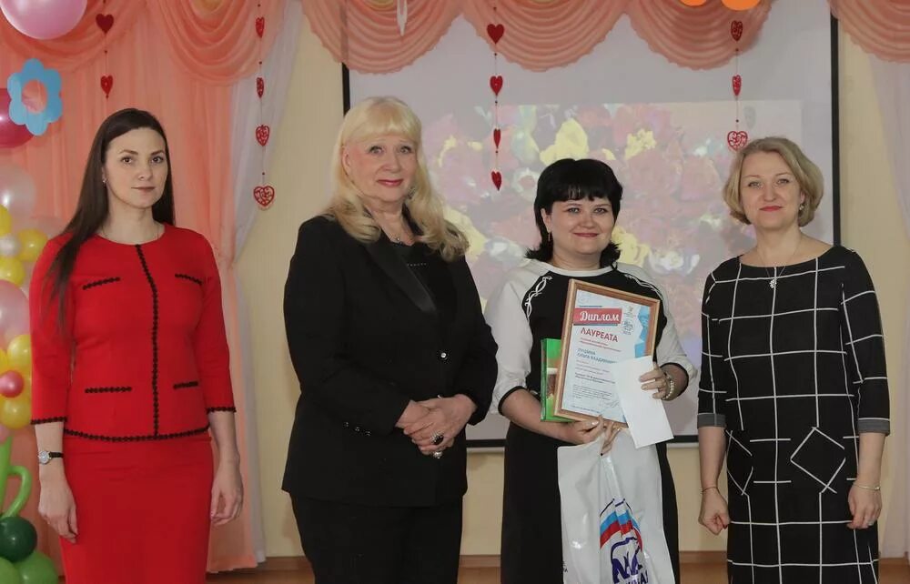 фонд лауреат. фонд лауреат. толстовки проектов росмолодежи. грамота выдающейся начальнице. диплом лучшая методическая разработка.