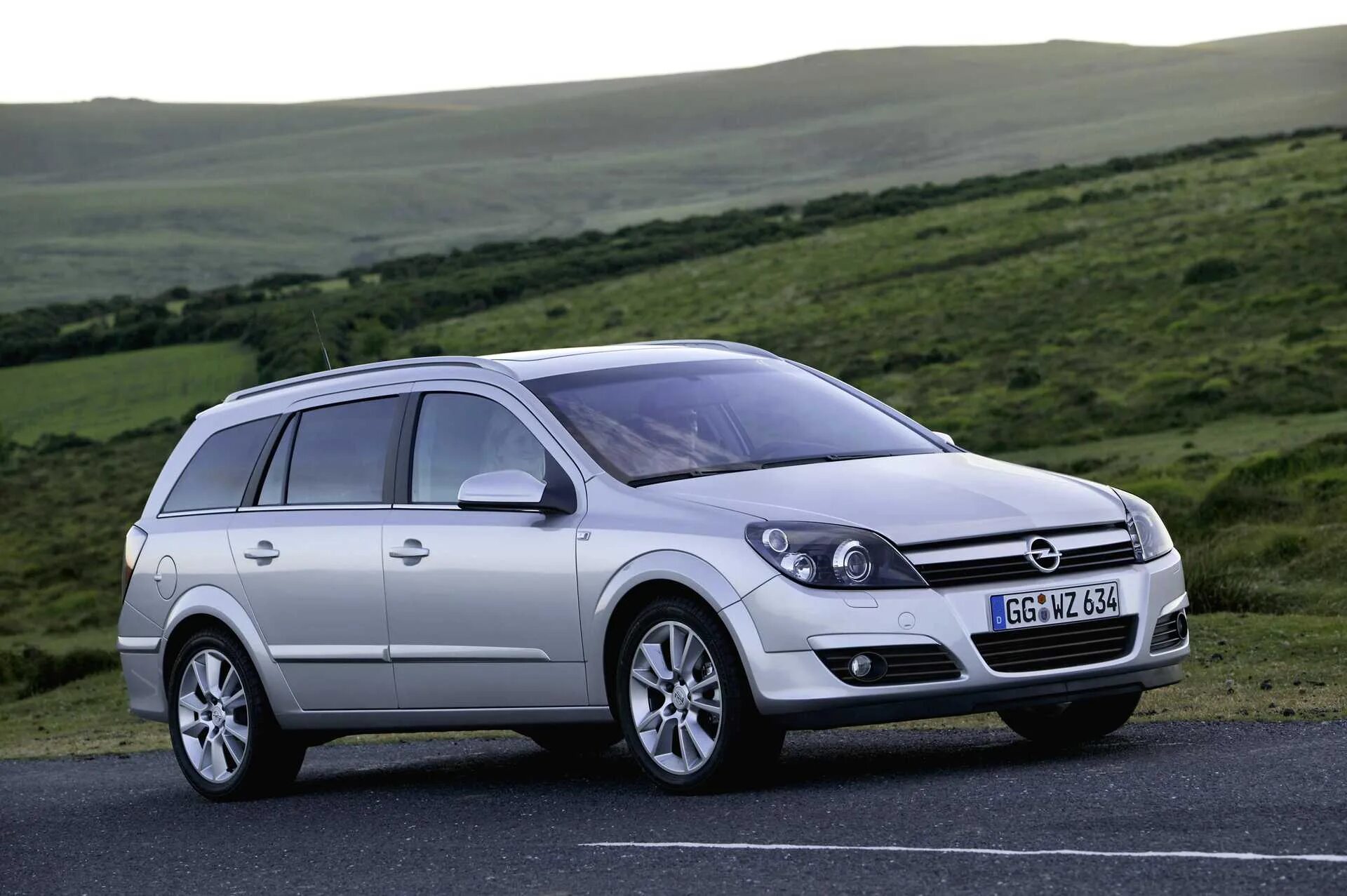 Opel Astra Station Wagon (a-h/SW) 2011. Opel Astra Caravan 2010.