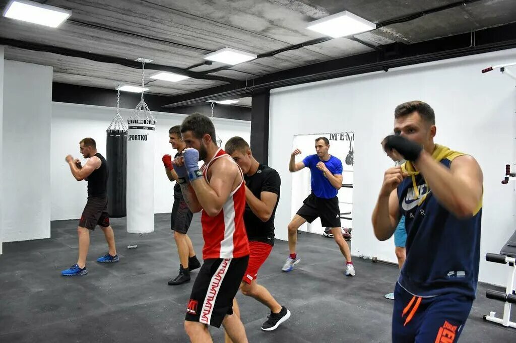 Упражнения boxing. Боксер в зале. Бокс тренировка. Боксерские залы. Боксерский спортзал.