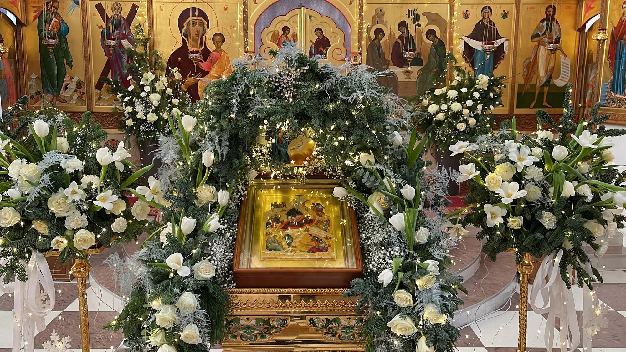 Православный праздник троица убранство церкви. Православный праздник троица убранство церкви. Храмовая флористика троица. Украшение храма к празднику троицы. Храм в день святой троицы.
