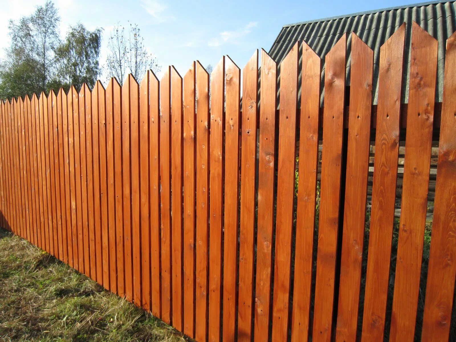 Сколько стоит метр деревянного забора. Antique Wood Гранд лайн штакетник. Деревянный забор. Забор из штакетника деревянного. Забор штакетник деревянный.
