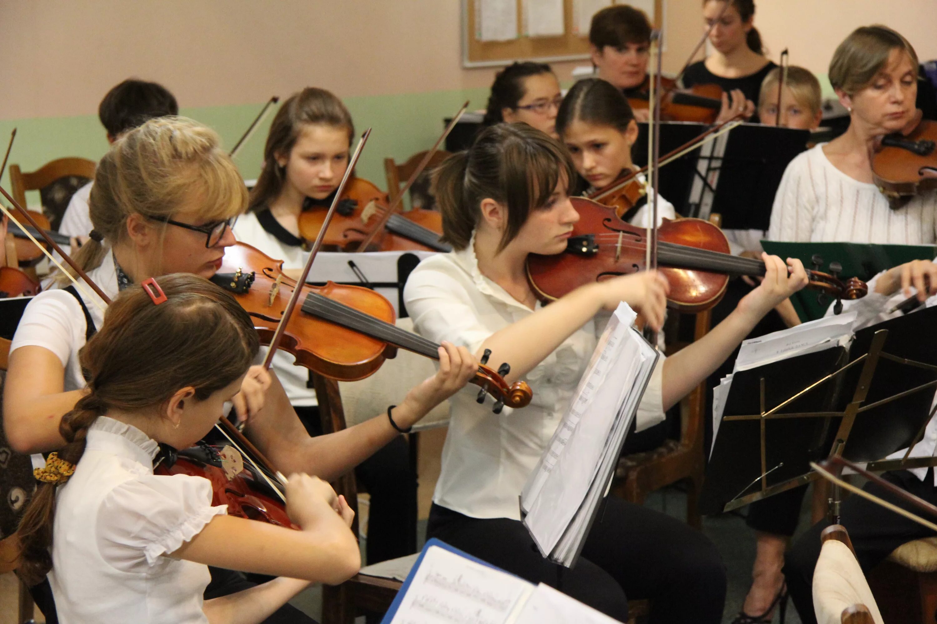 Детский новогодний оркестр. Сахалинский детский симфонический оркестр. Детский симфонический оркестр волгоград. Детский симфонический оркестр волгоград. Подростковый оркестр.