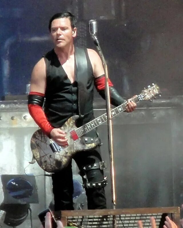 Рамштайн rein raus обложка. Рейн раус. Рейн раус. Rammstein volkerball london. Рамштайн райн роуз.