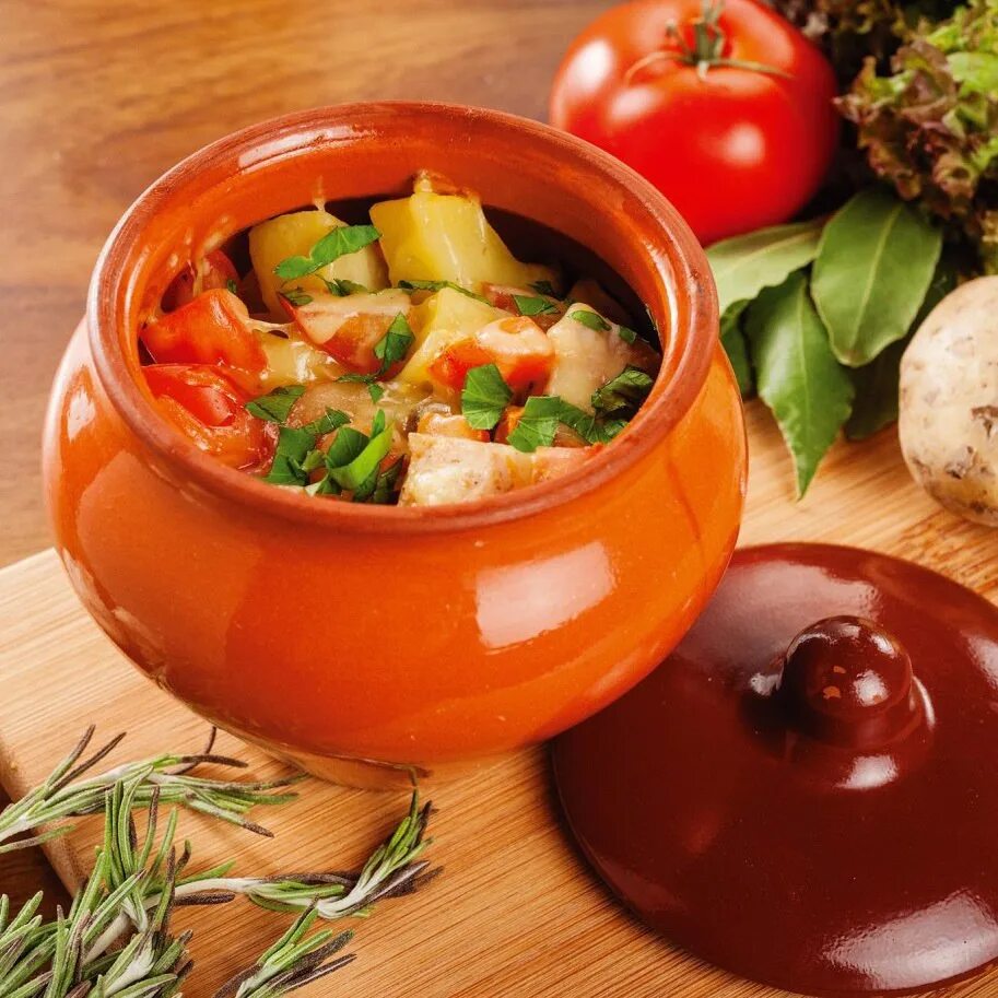 картошка тушеная с грибами в глиняных горшочках на природе. картошка с овощами в горшочках. картошка в горшочках с перцем. картошка в горшочках с перцем. тушеная картошка в горшочках.