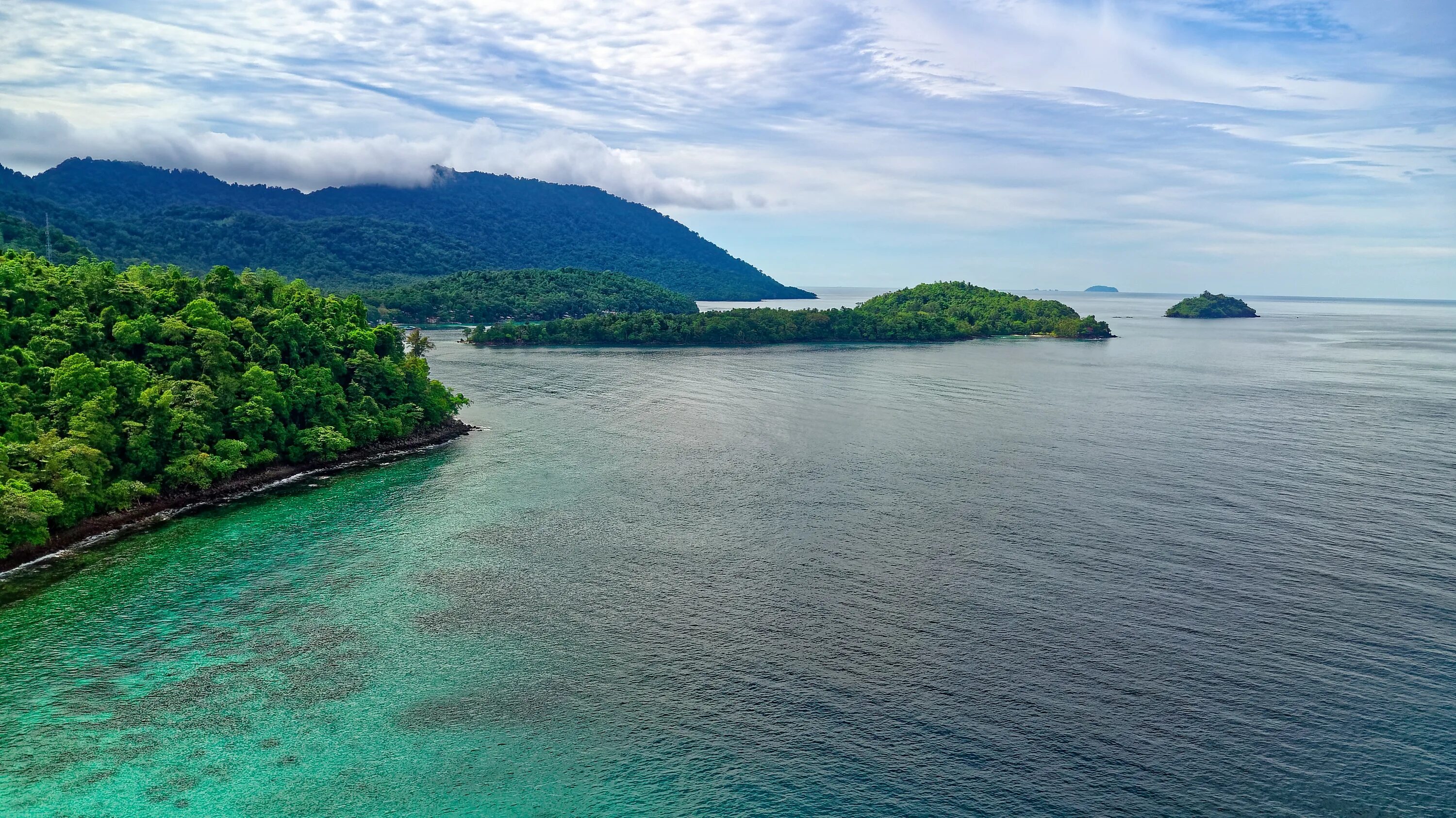 Two large islands. Голубиный остров Никарагуа. Залив Николая остров. Лагуне Лем Промтхеп. Forest near Ocean.