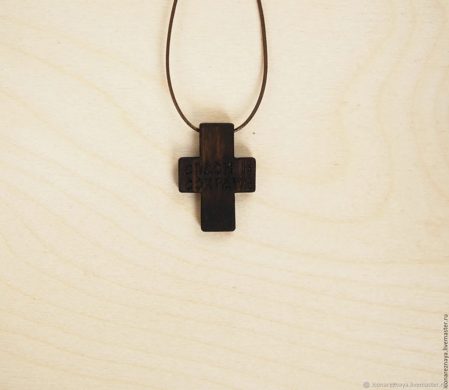 Деревянный крестик нательный. Небольшие деревянные крестики. Нательный крестик из дерева. Маленький деревянный крестик.