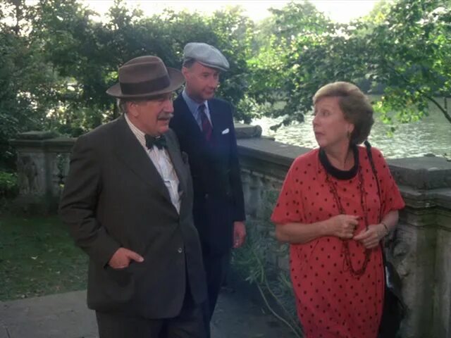 Кристи загадка мертвеца 1986. Загадка мертвеца пуаро 1986. пуаро загадка мертвеца 1986 питер устинов. эркюль пуаро фильм загадка мертвеца. загадка мертвеца агата кристи фильм 1986.