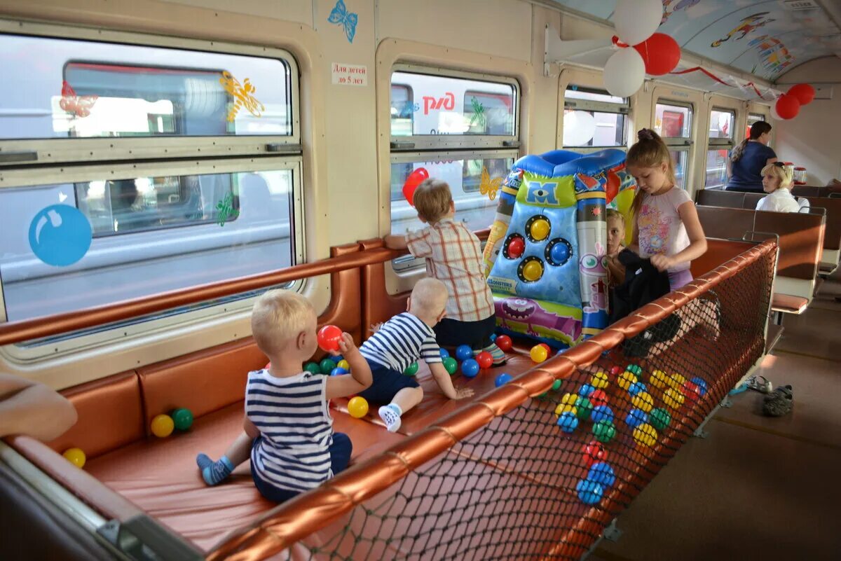 За сколько открывают поезд. Поезда для детей. Поезд для малышей. Детский вагон. Детский вагон в поезде.