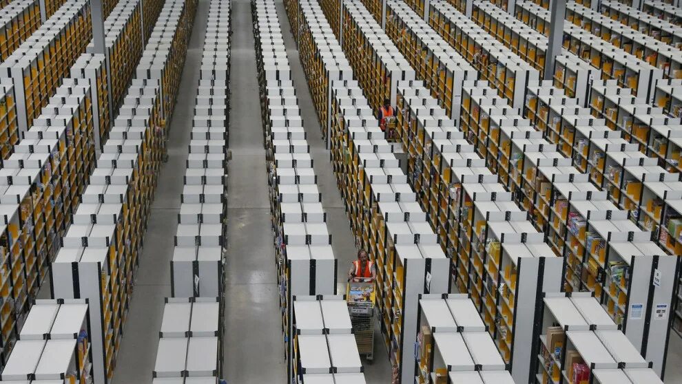 Высокий склад. Склад Амазон. Огромный склад. Самый большой склад Amazon. Бесконечный склад.