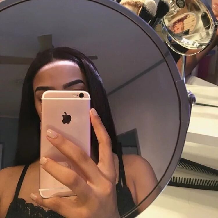 Блондинка с айфоном. Девушка с айфоном в зеркале. Девушка с айфоном 11. Красивые девочки с айфонами. Селфи девушек.
