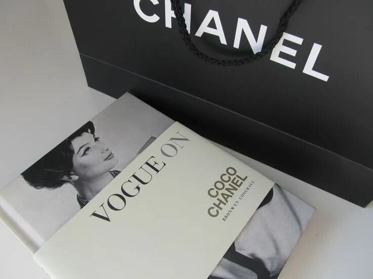 Коко шанель гуф. Коко Шанель Вог. Упаковка в стиле Вог Шанель. Chanel c88650411. Coco Chanel Vogue книга.