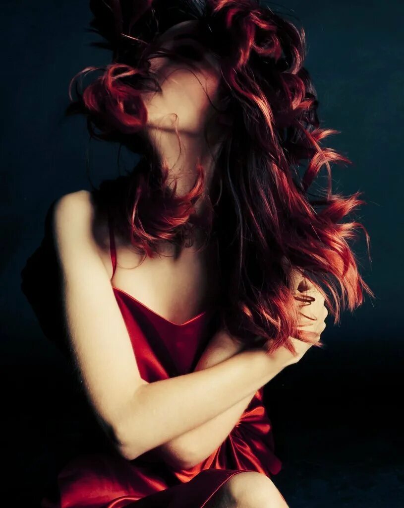 Redhead red. Скарлет Тейлор с красными волосами. Девушка с красными волосами. Бордовые волосы у девушек. Красноволосая девушка.